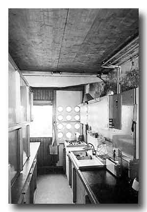 Vue intérieure de la cuisine de la maison de Jean Prouvé - Photo Jean-Marie DANCY - AMC juin 1984