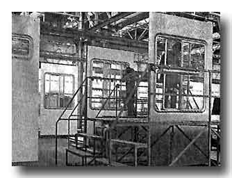 Pose de vitrages d'un panneau métallique de façade