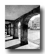 La place Saint-Epvre - Vue sous les arcades